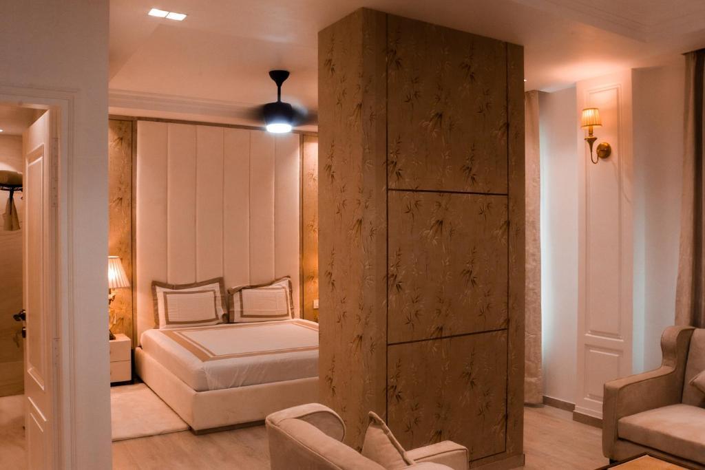 Мератх: Hotel Royal 9