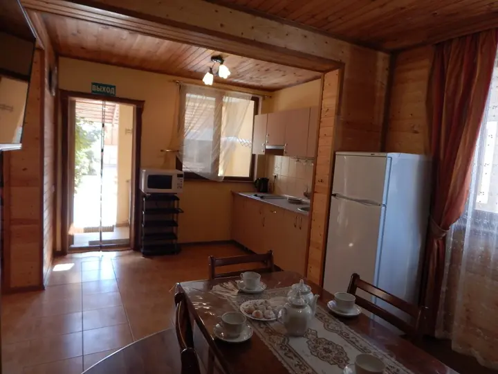 Прибрежное (Сакский район): Semejnyij Dvorik Guest House