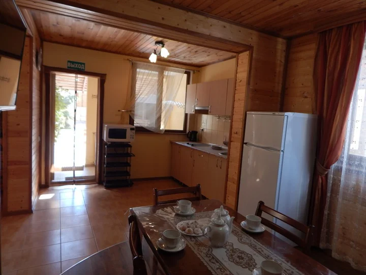 Прибрежное (Сакский район): Semejnyij Dvorik Guest House