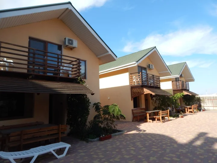 Прибрежное (Сакский район): Semejnyij Dvorik Guest House