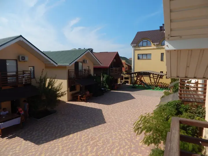 Прибрежное (Сакский район): Semejnyij Dvorik Guest House