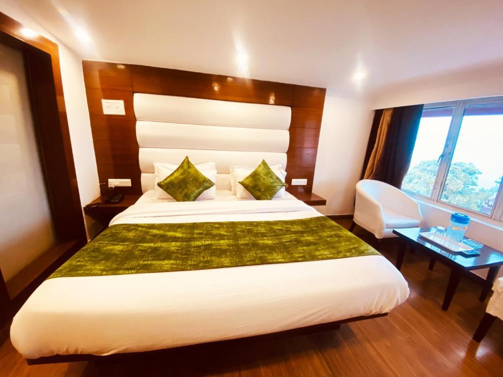 Массури: Hotel Royal Classic @ Mall Road Mussoorie