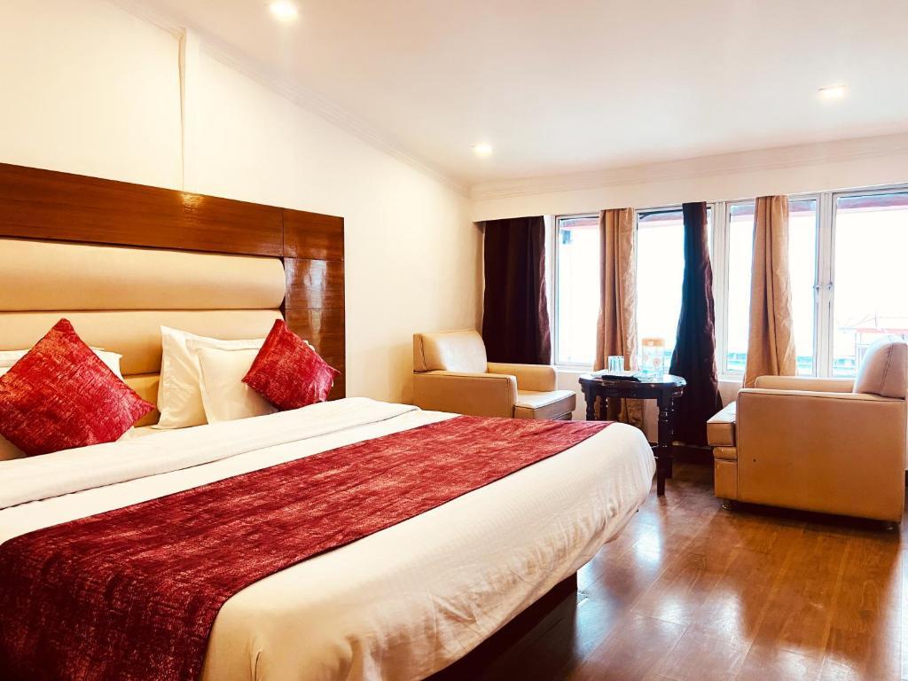Массури: Hotel Royal Classic @ Mall Road Mussoorie