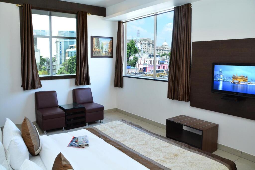 Лакхнау: Hotel Surya International