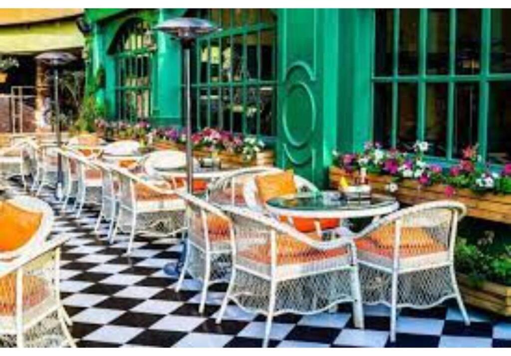 Нойда: BluO Studio Noida - Balcony, Terrace Garden, Gym