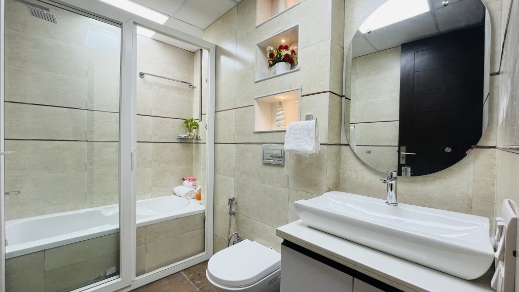 Нойда: BluO Studio Noida - Balcony, Terrace Garden, Gym