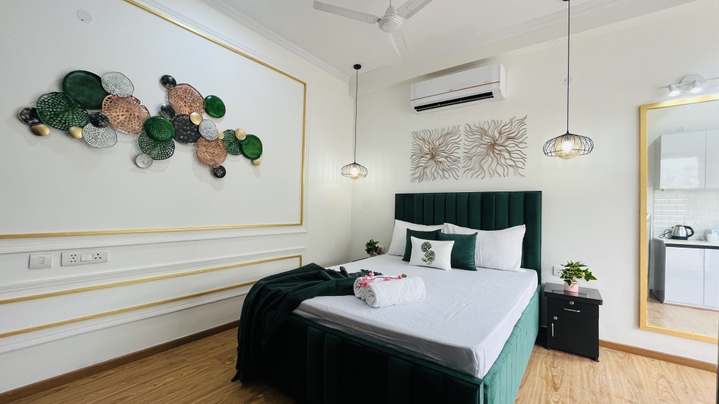 Нойда: BluO Studio Noida - Balcony, Terrace Garden, Gym