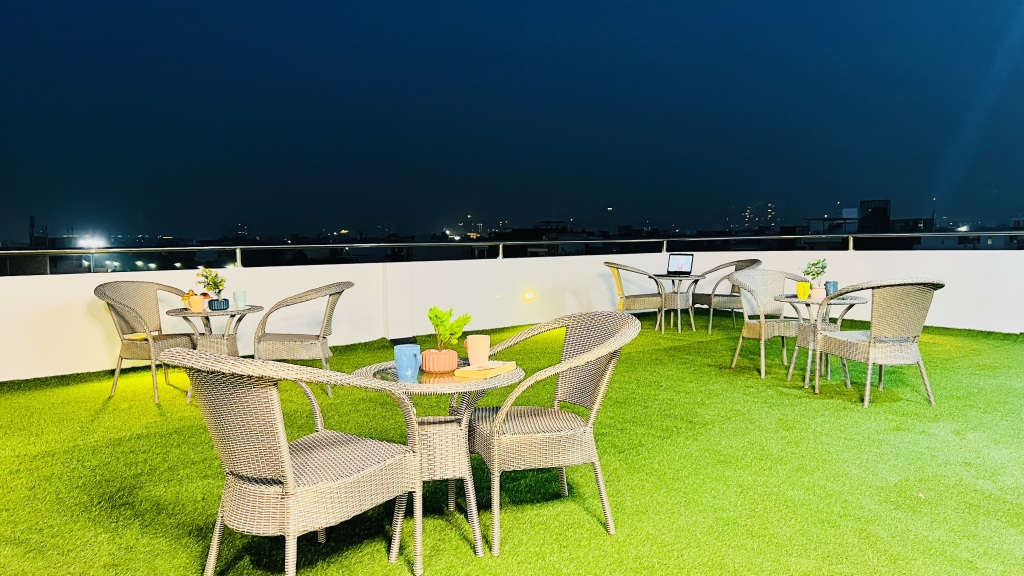 Нойда: BluO Studio Noida - Balcony, Terrace Garden, Gym
