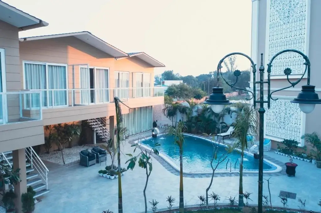 Лакхнау: Santoriini Resort