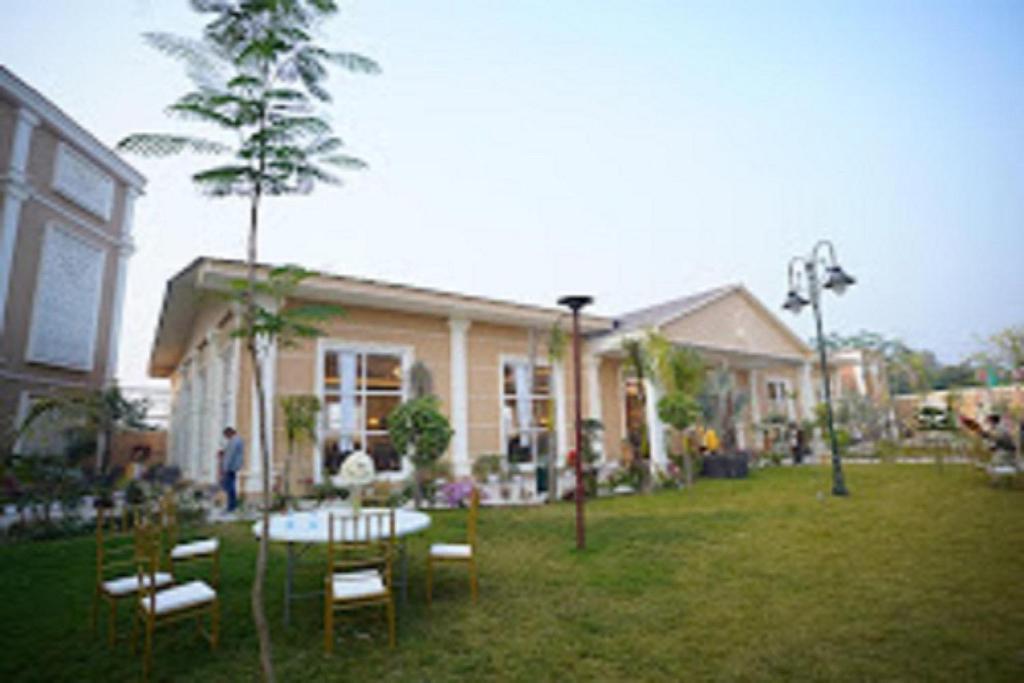 Лакхнау: Santoriini Resort