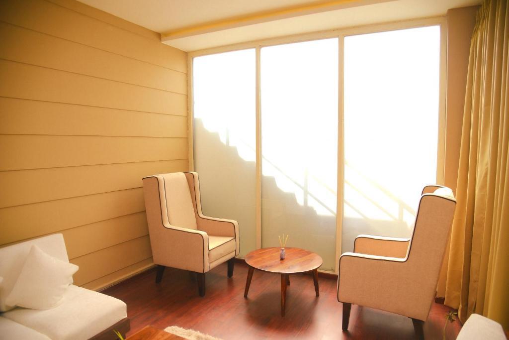 Лакхнау: Santoriini Resort