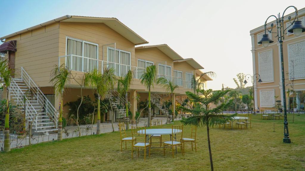 Лакхнау: Santoriini Resort
