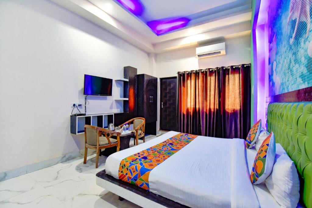 Нойда: Hotel Sumanglam