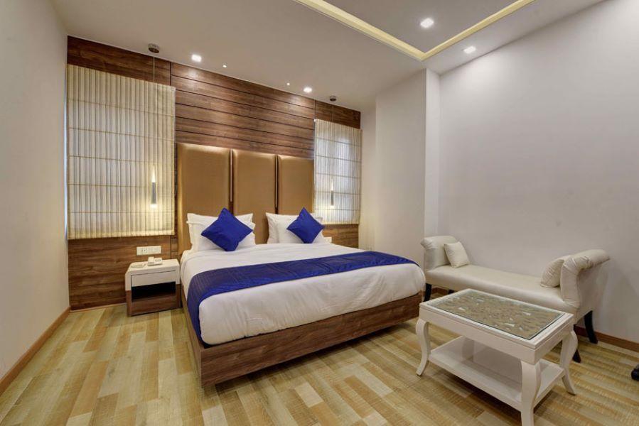 Нойда: Golden Tree Hotel