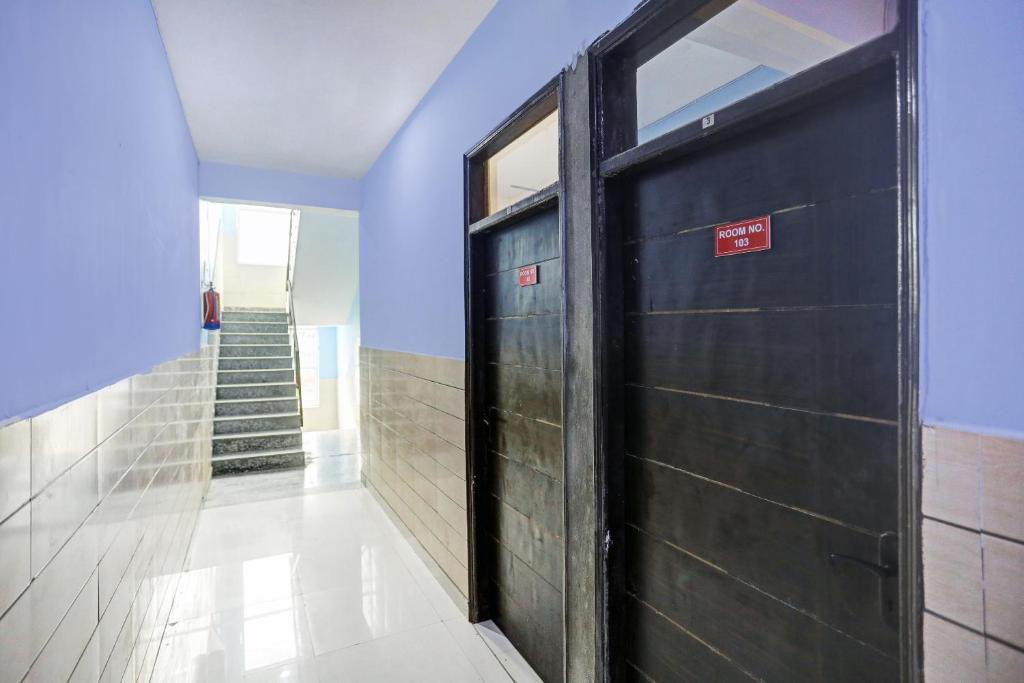 Нойда: OYO 81548 Noida Empire