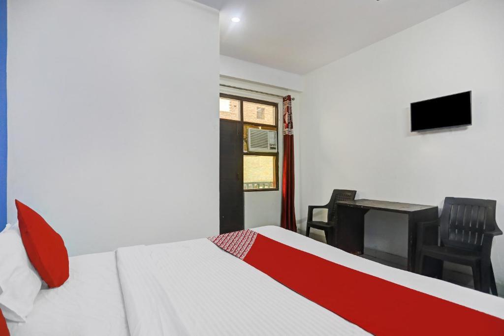 Нойда: OYO 81548 Noida Empire
