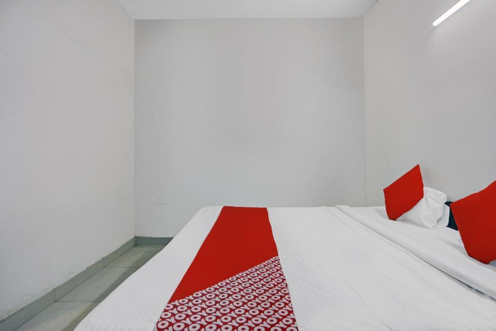 Нойда: OYO 81548 Noida Empire
