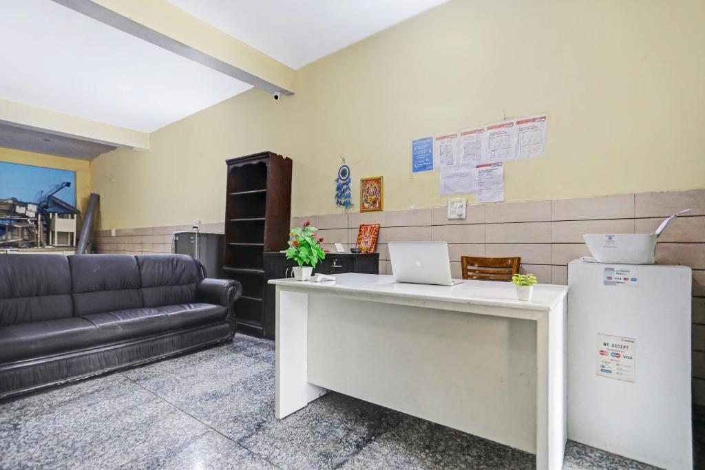 Нойда: OYO 81548 Noida Empire