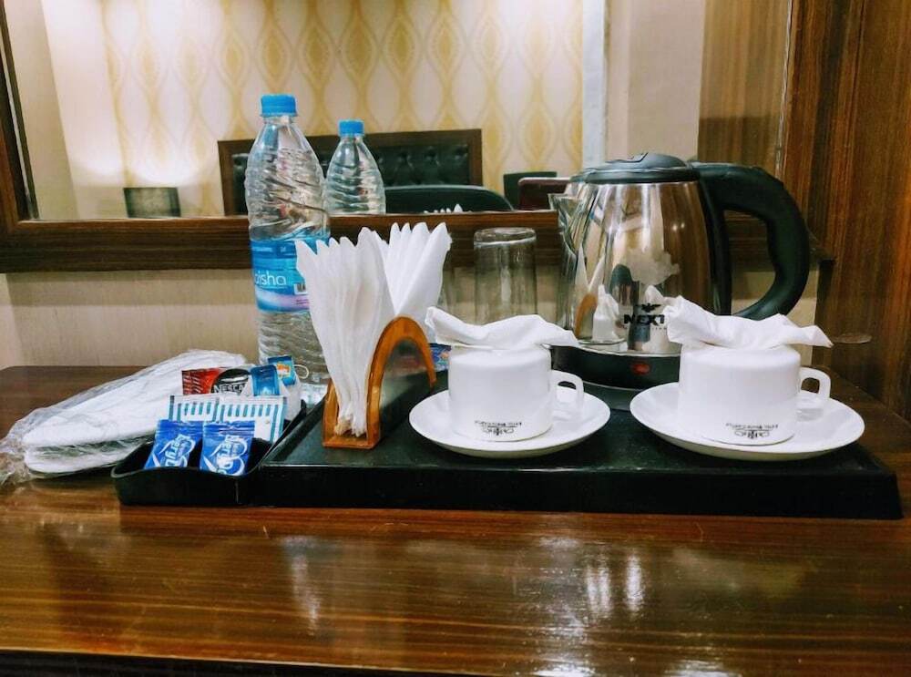 Нойда: Hotel White Castle