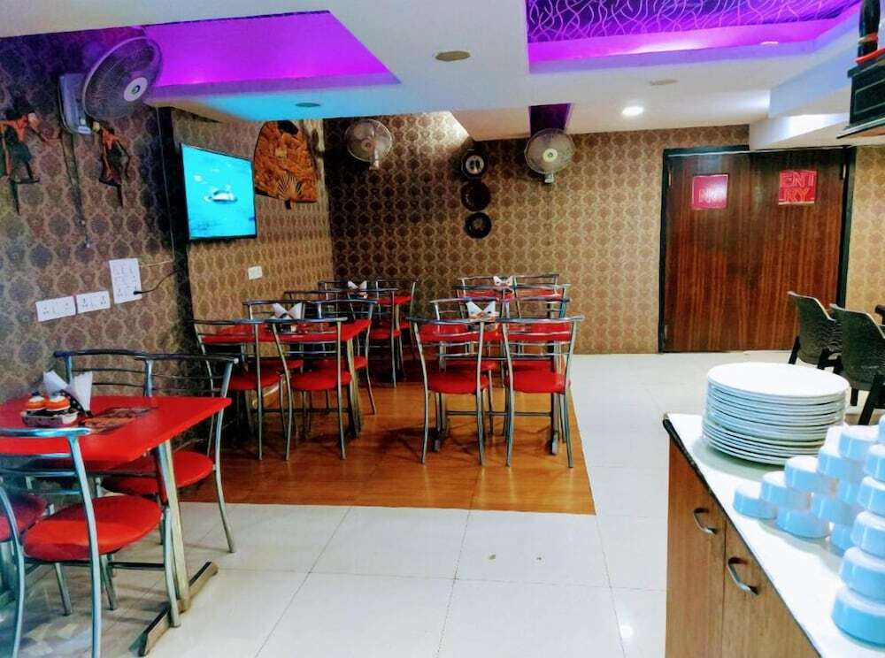Нойда: Hotel White Castle