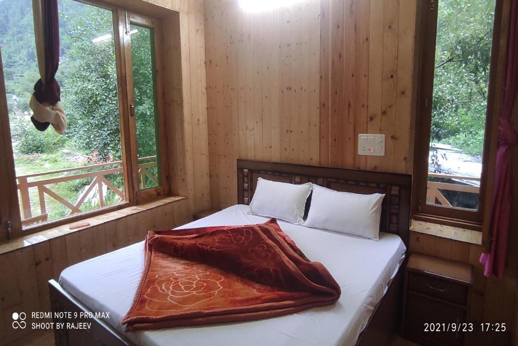 Банджар: Kamal Guest House Tirthan by OYO