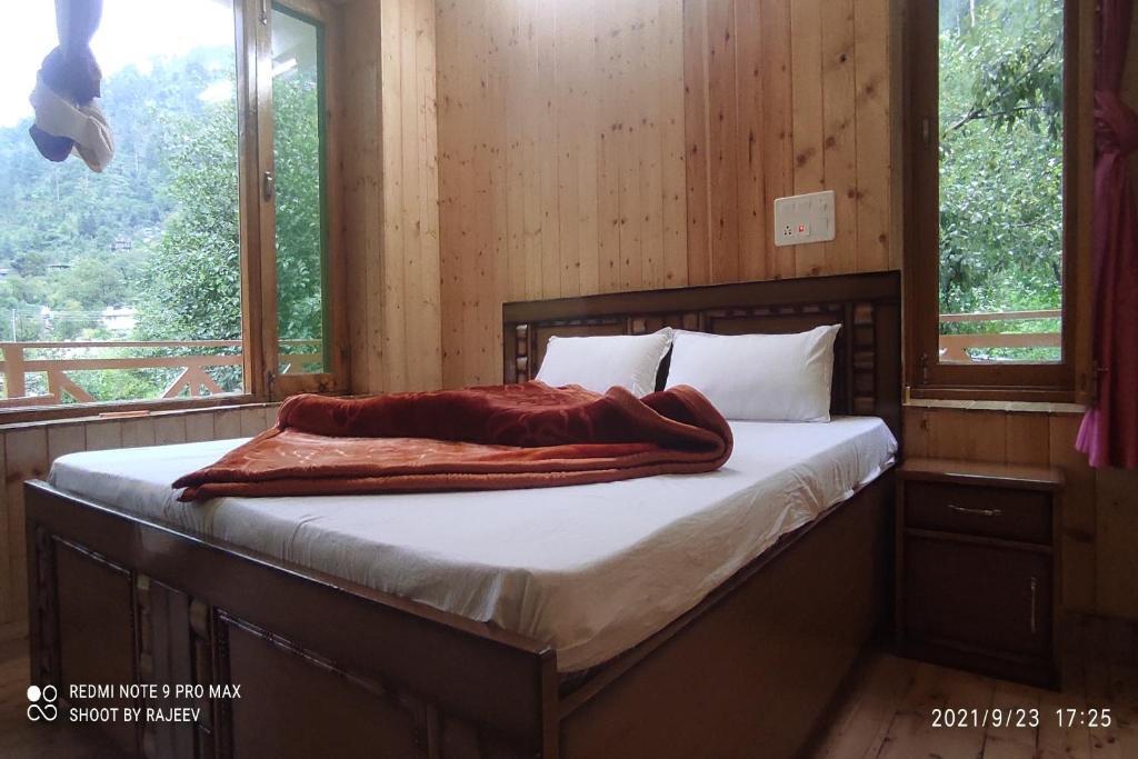 Банджар: Kamal Guest House Tirthan by OYO