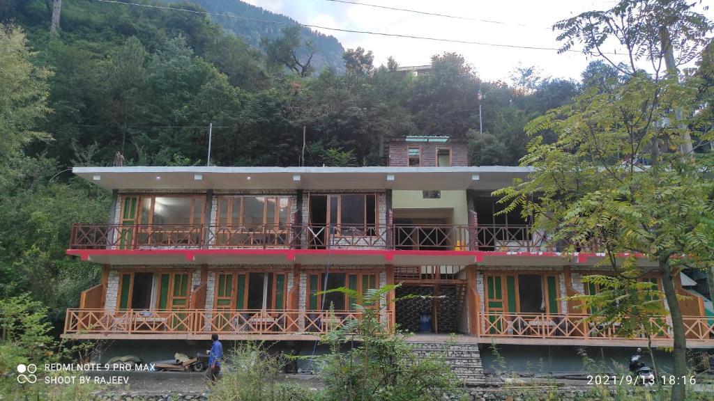 Банджар: Kamal Guest House Tirthan by OYO