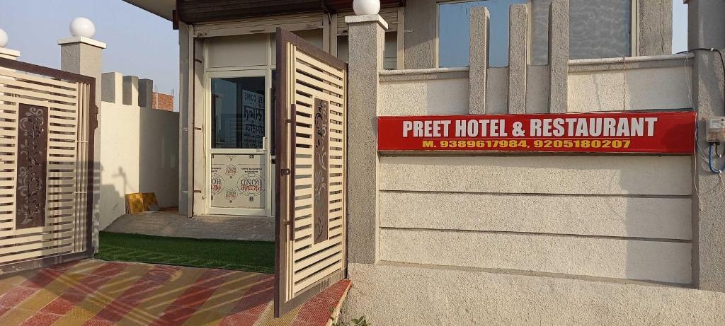 Большая Нойда: Pop 89322 Preet Hotel And Restaurant