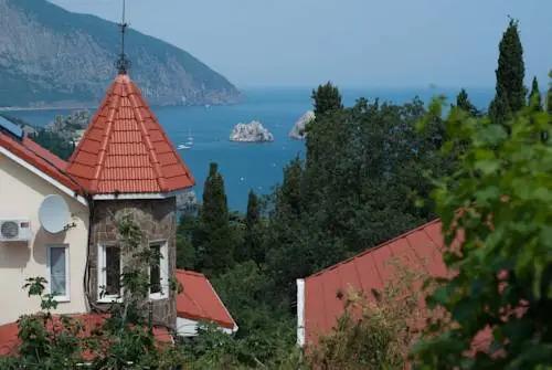 Гурзуф: Меблированные комнаты Снегири