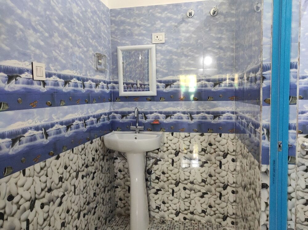 Джиоти Гаон: Homecation Manas River Rock Lodge