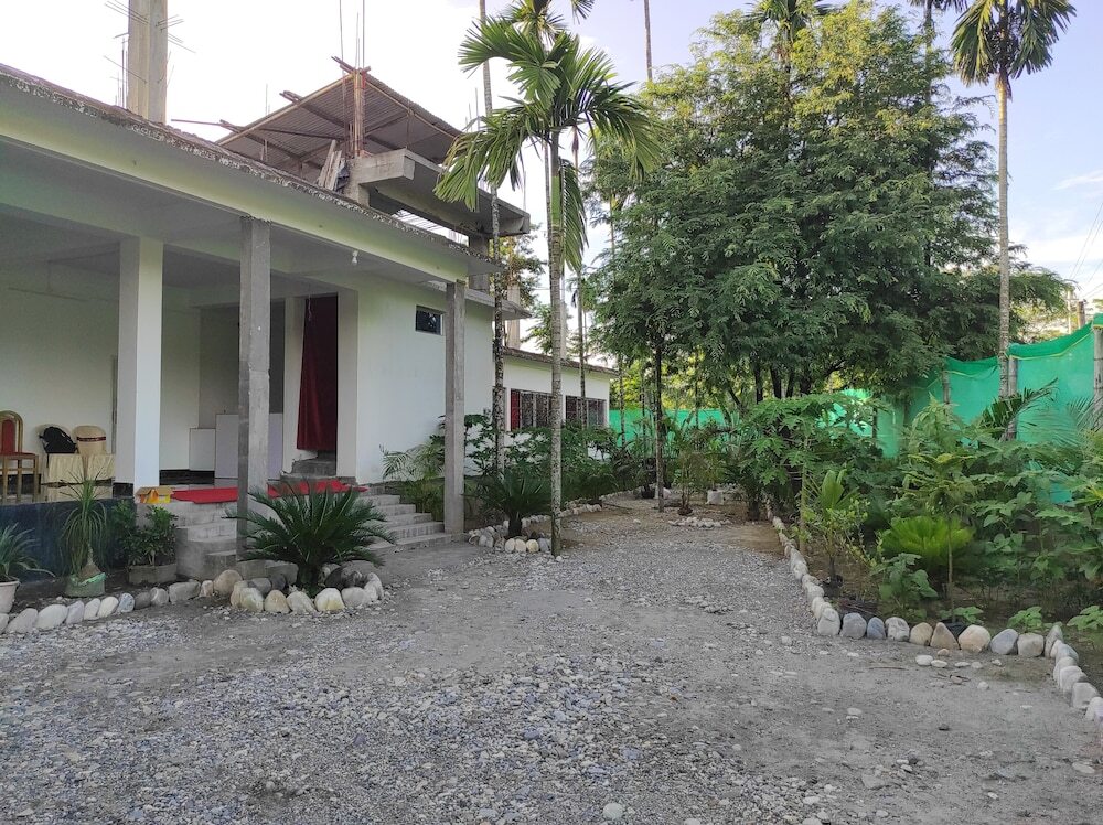 Джиоти Гаон: Homecation Manas River Rock Lodge