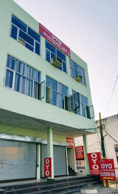 Патьяла: OYO 87047 Blossom Inn