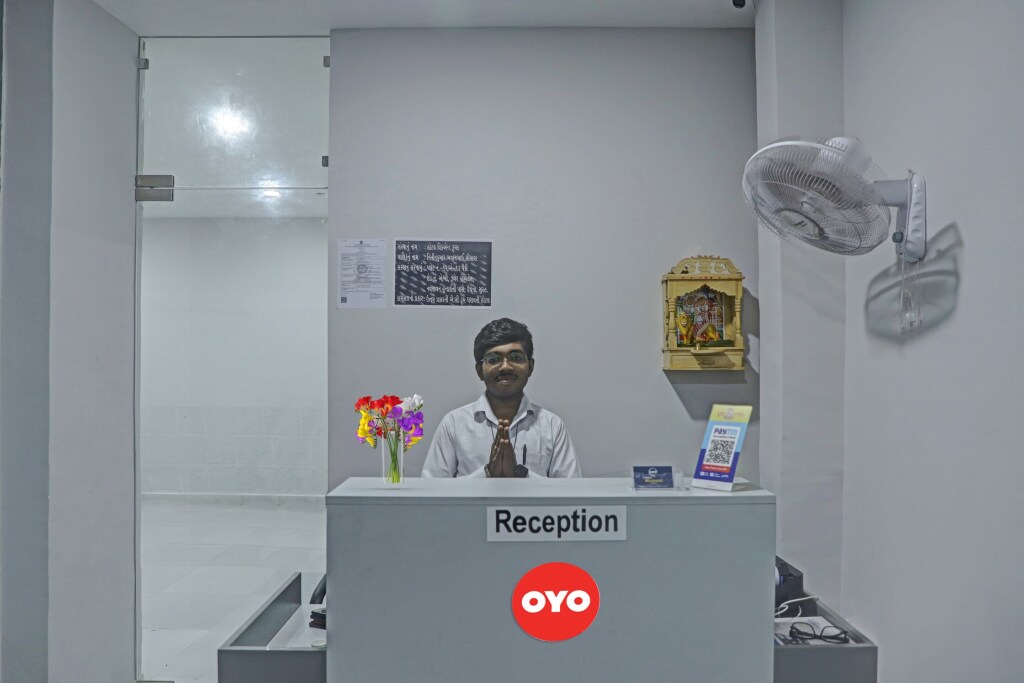 Сурат: OYO 90450 Hotel Weekend Rooms