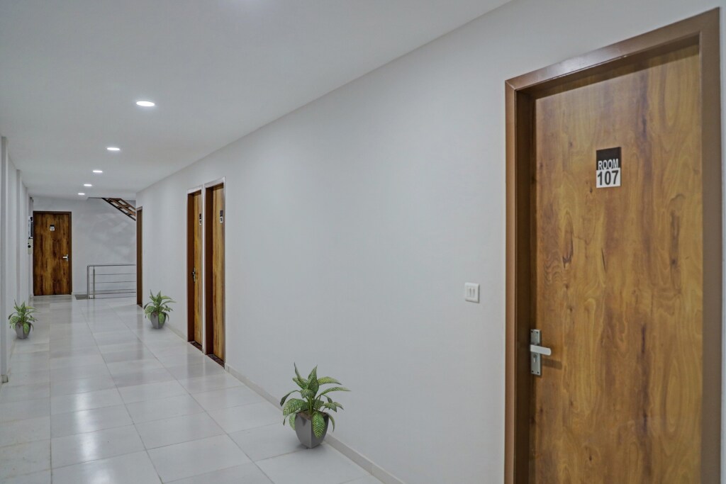 Сурат: OYO 90450 Hotel Weekend Rooms