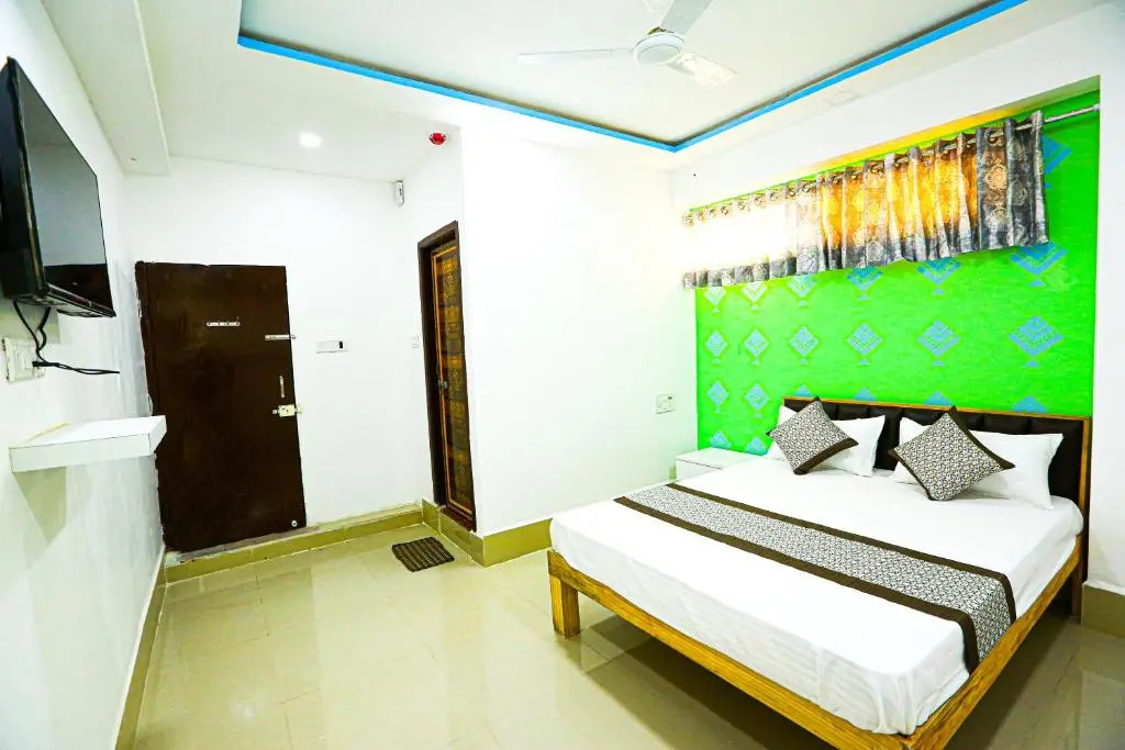 Сурат: Hotel Golden City