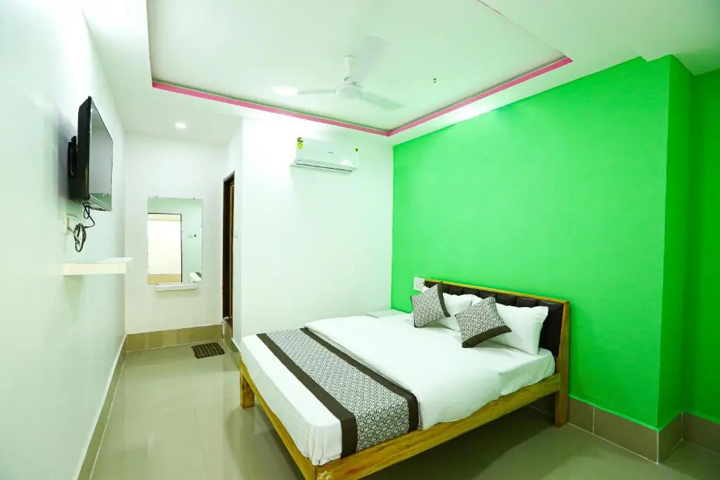 Сурат: Hotel Golden City