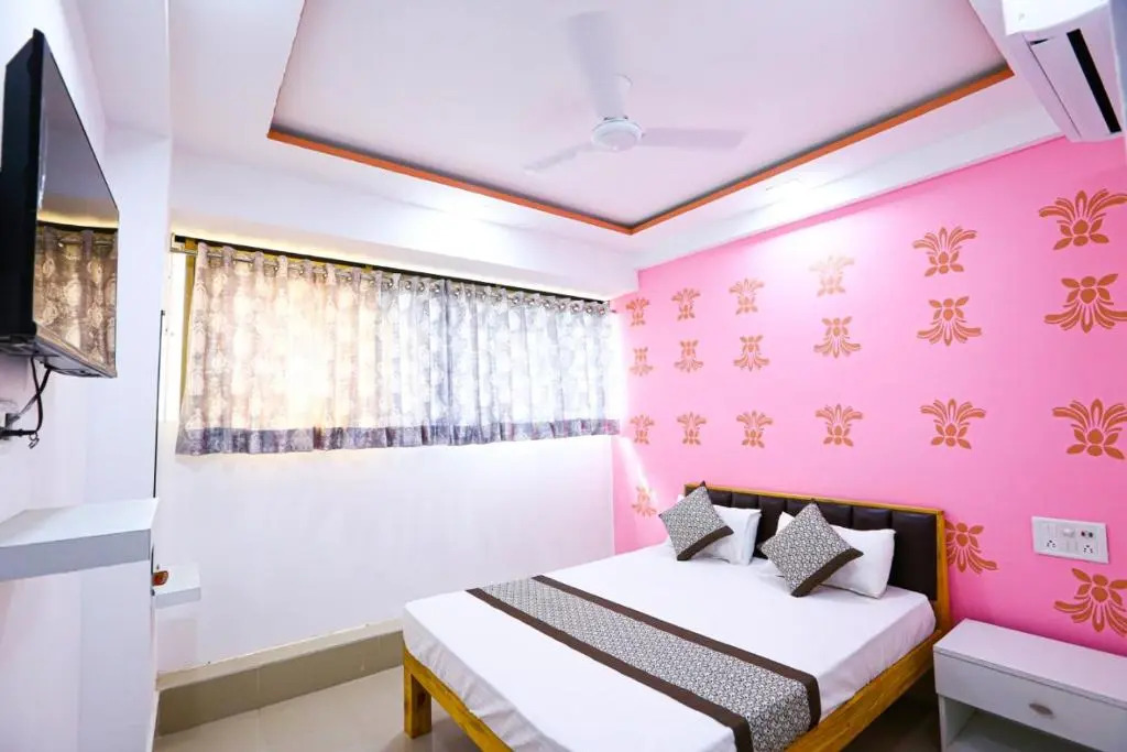 Сурат: Hotel Golden City