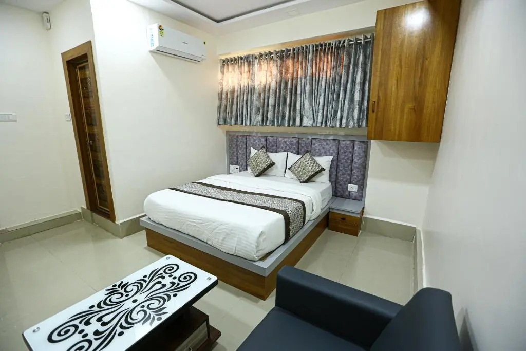 Сурат: Hotel Golden City