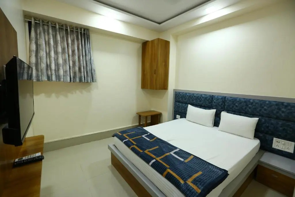 Сурат: Hotel Golden City