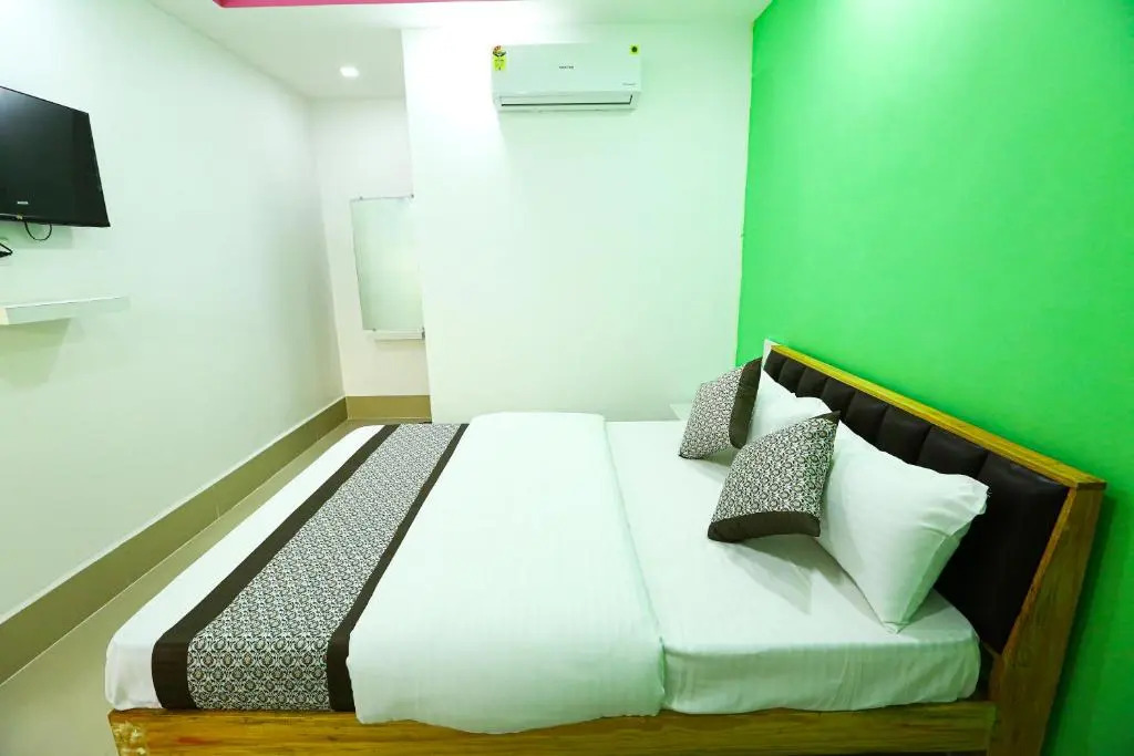 Сурат: Hotel Golden City