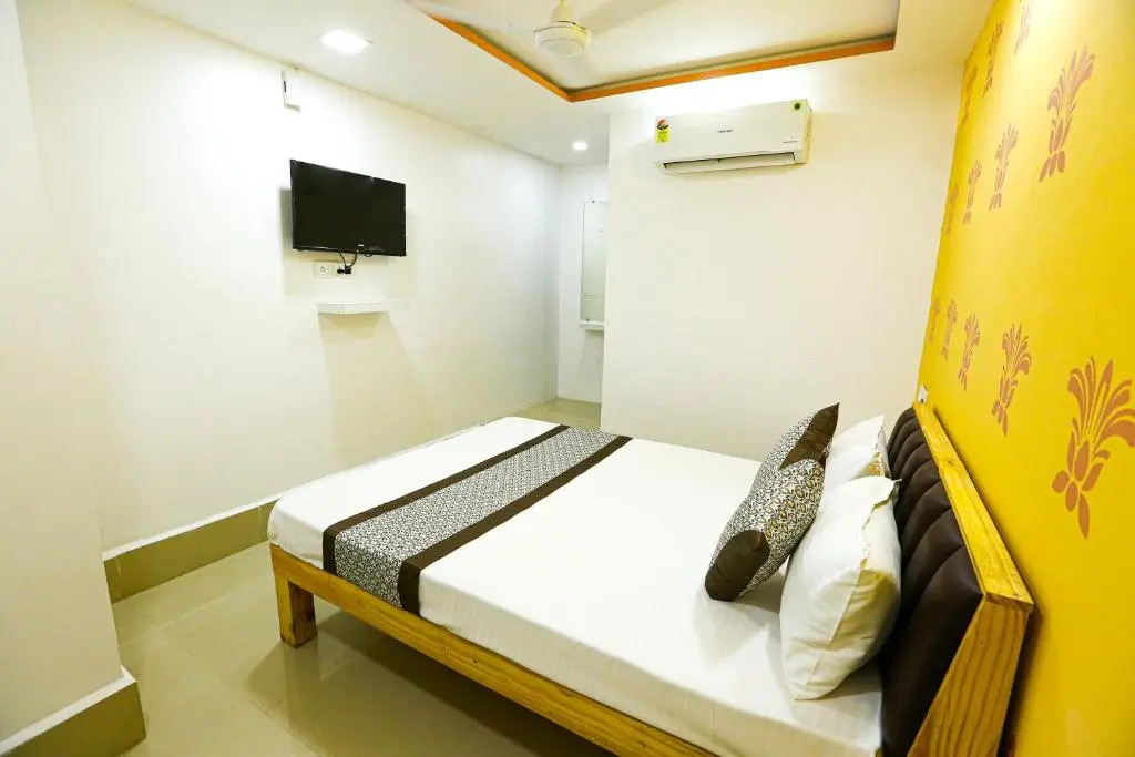Сурат: Hotel Golden City