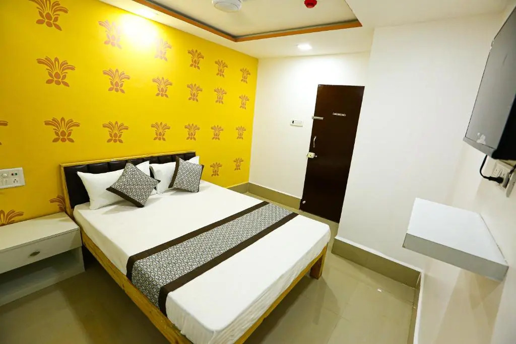 Сурат: Hotel Golden City