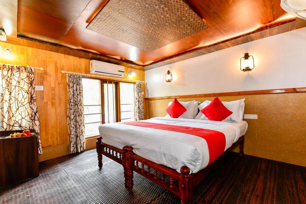 Аллеппи: Indraprastham Houseboat