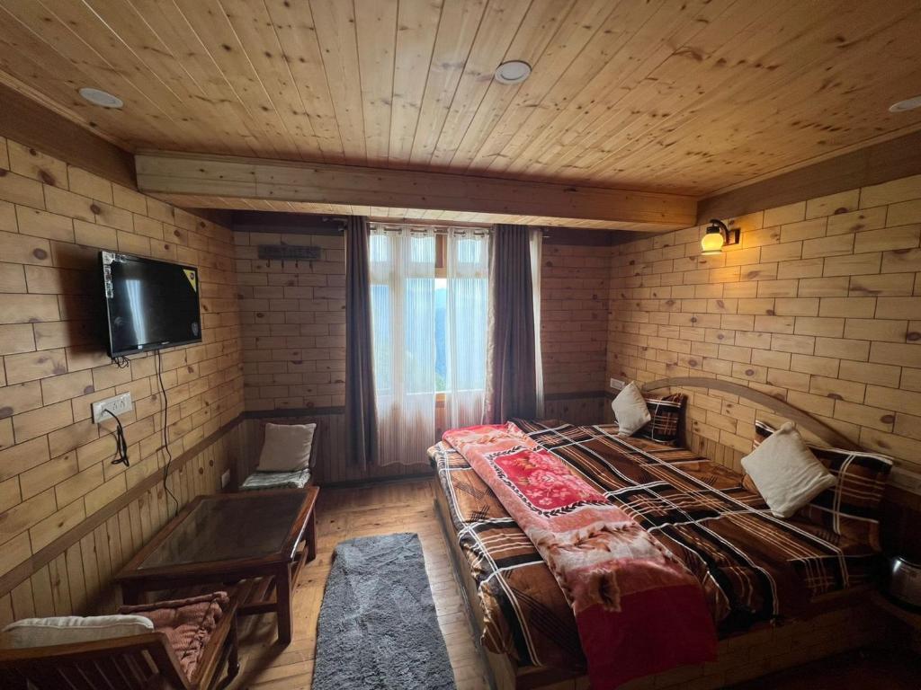 Куфри: Pahadi House
