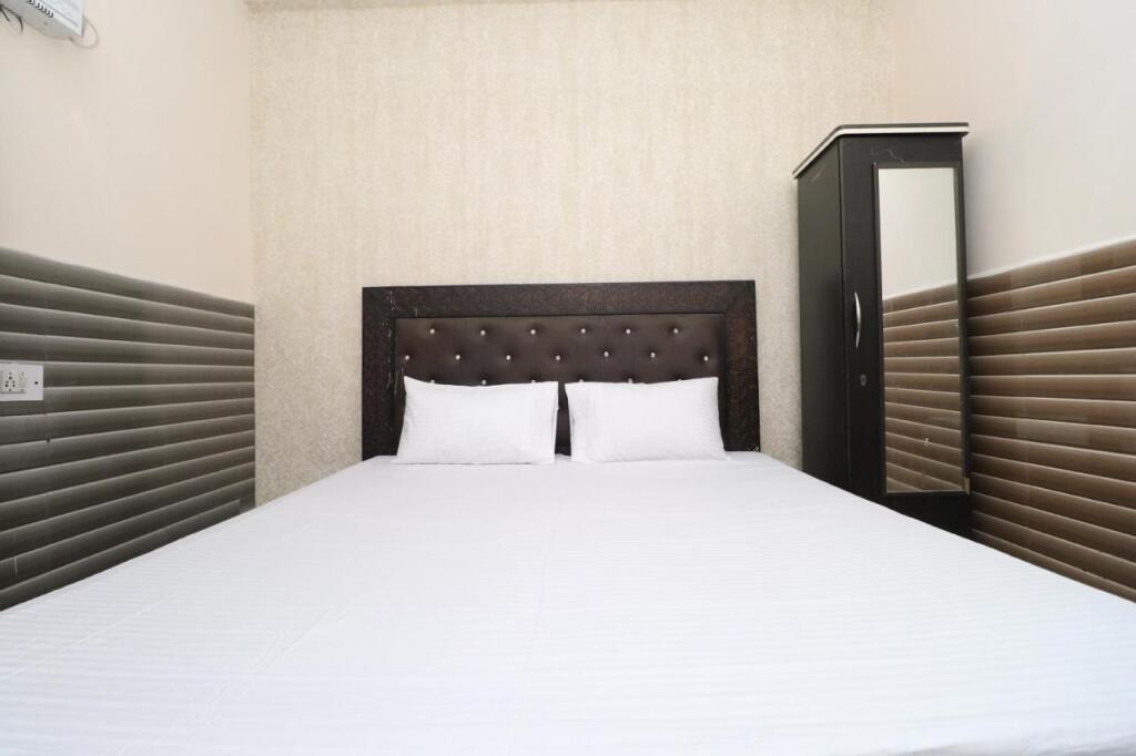 Чандигарх: Oyo Flagship 701061 Hotel Arya