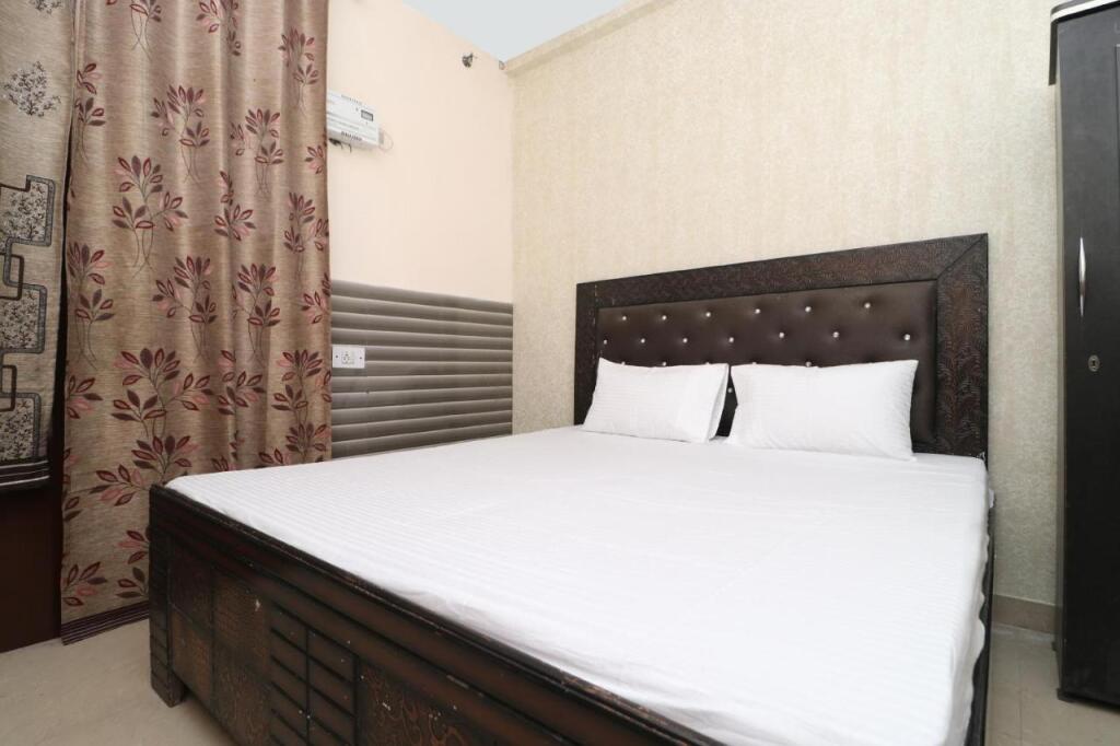 Чандигарх: Oyo Flagship 701061 Hotel Arya