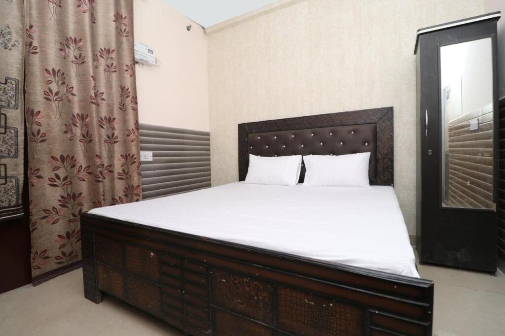 Чандигарх: Oyo Flagship 701061 Hotel Arya