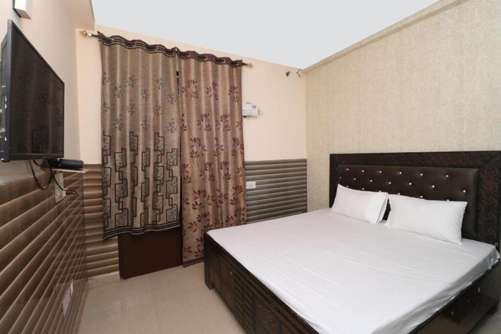 Чандигарх: Oyo Flagship 701061 Hotel Arya