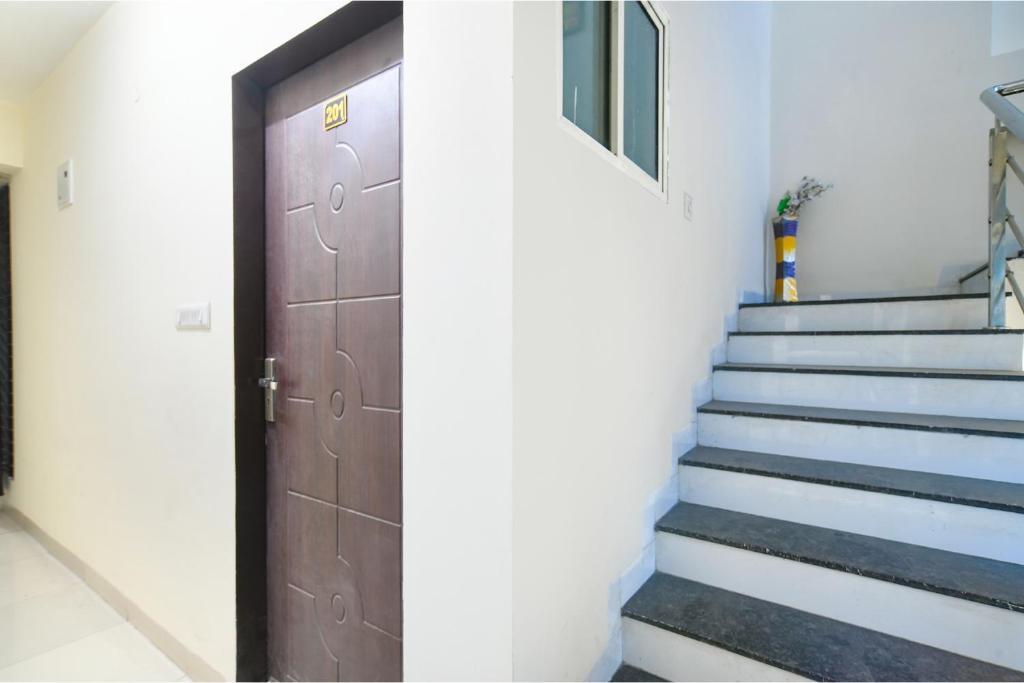 Индаур: Fabexpress Golden Villa