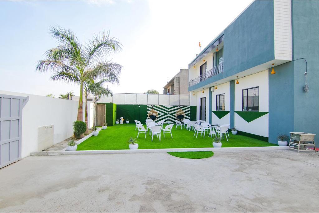 Лудхиана: FabHotel Sky Lark Farm